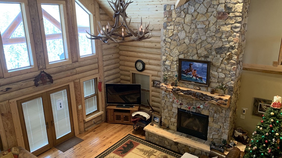 Island Park House | Grandpa's Little Retreat 22 miles to Yellowstone ~ Air Condition ~ Wifi ~ Pool table ~ Fire pit.