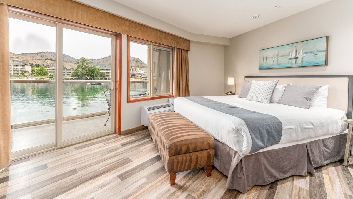 Chelan Apartment | Grandview River View 713! Waterfront King View Suite with River View!