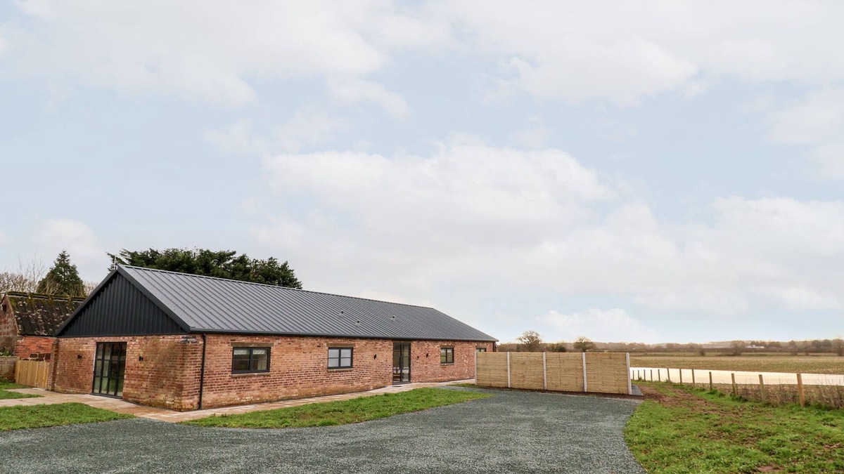 Loppington Cottage | GRANGE BARN, pet friendly, character holiday cottage in Burlton