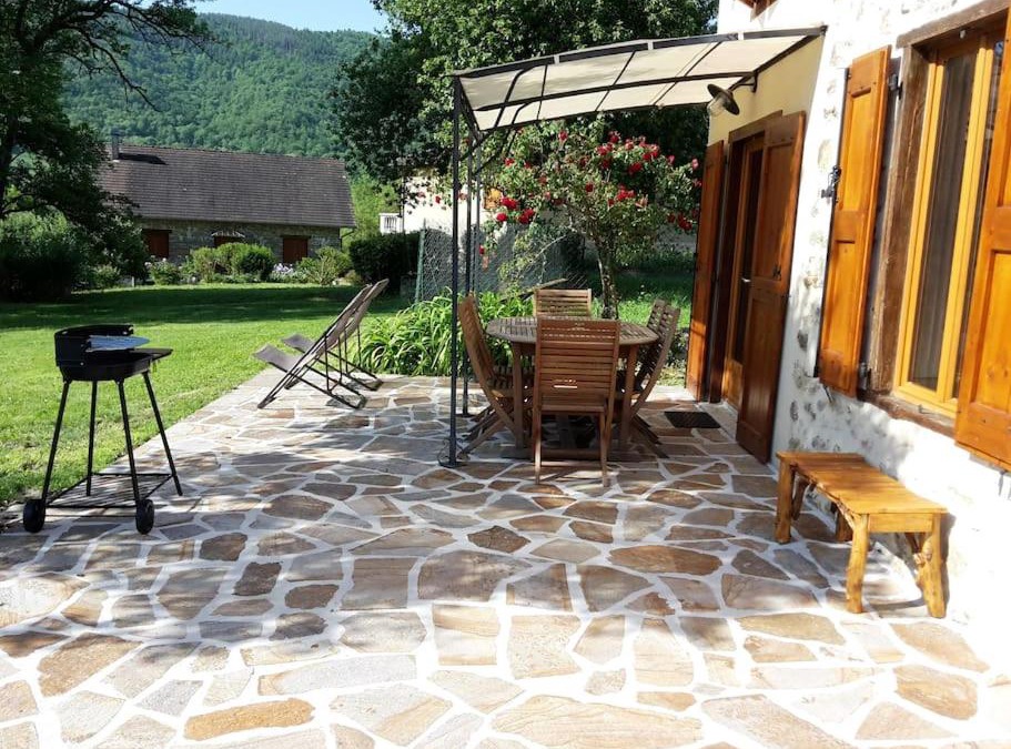 Saurat House | Grange en pierres. Grand jardin et belle vue