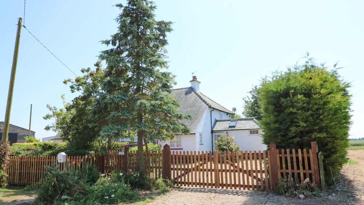 Tilney Fen End Cottage | GRANGE FARM COTTAGE, pet friendly, with open fire in Sutton Bridge
