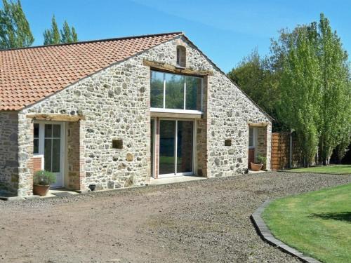 Le Champ-Saint-Pere House | Grange rénovée avec piscine privative - 4 ch, jardin clos, à 7 km d'Indian Forest - FR-1-426-304