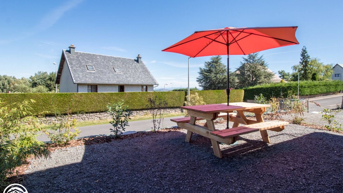 Besse-en-Chandesse House | Granit Rose sleeps 5