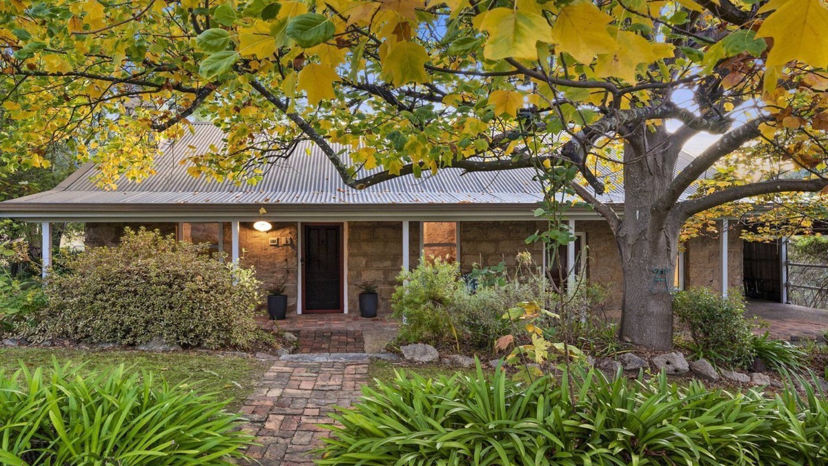 Beechworth House | Granite Cottage - historical and stylish