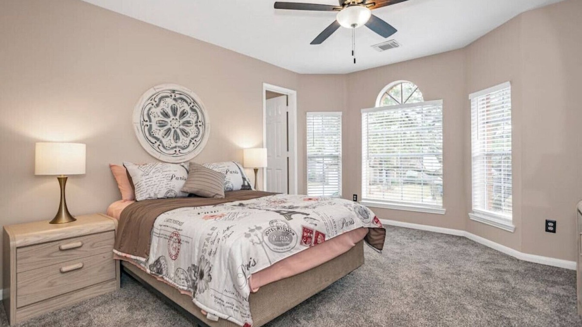 Klein House | Granite Gorge · Spacious 4-bed 2.5 bath home with large backyard