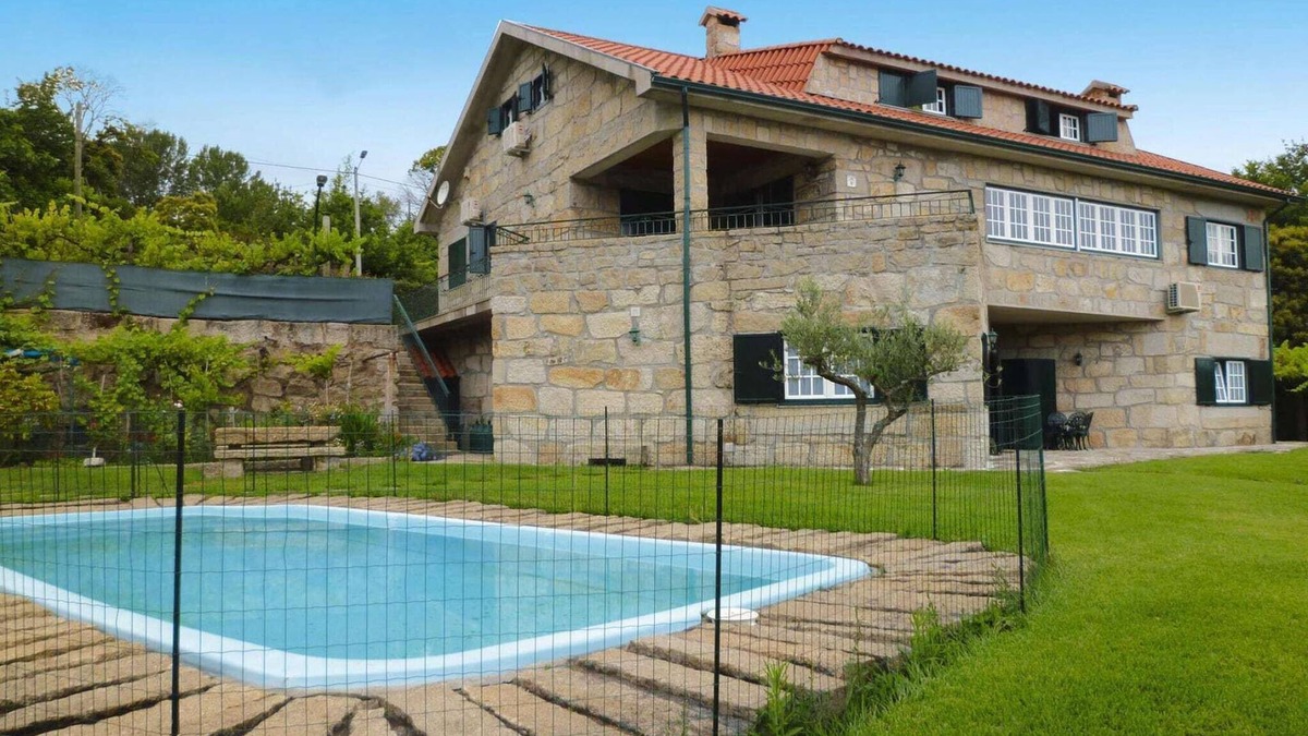 Penafiel House | Granite House by Tâmega with Pool