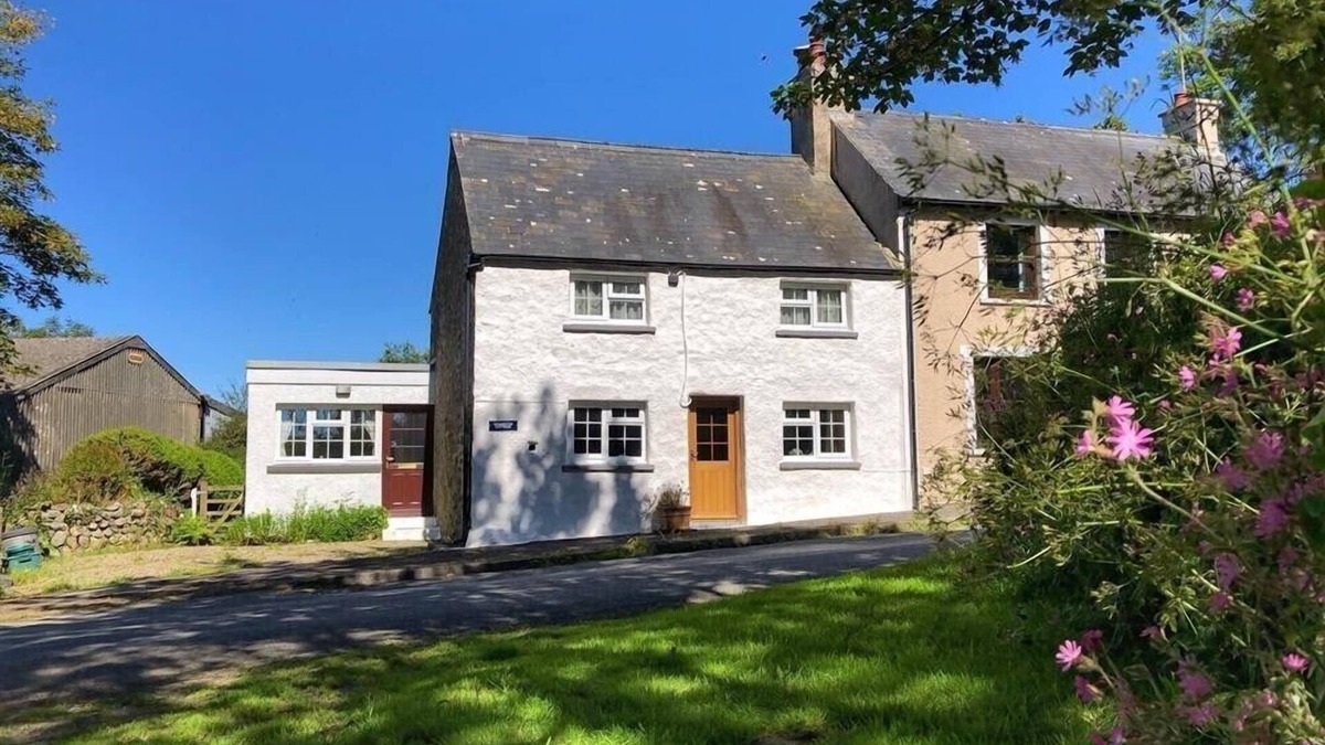 Haverfordwest Cottage | GRANSTON COTTAGE, pet friendly, with open fire in Castle Morris