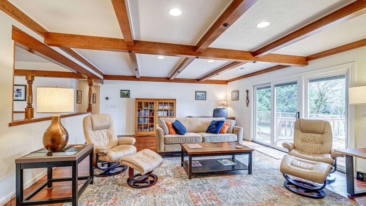Grants Pass House | Grants Pass Vacation Rental Home: Deck + Views!