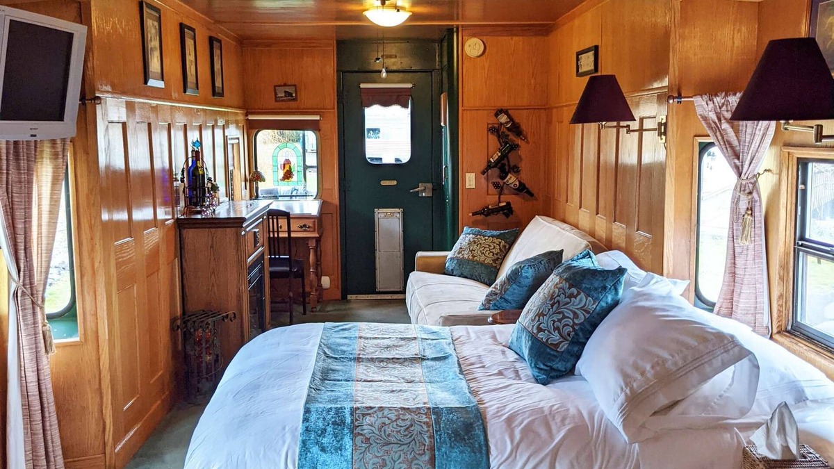 Sequim Hotel | Grape Escape at Olympic Railway Inn - Pet Friendly