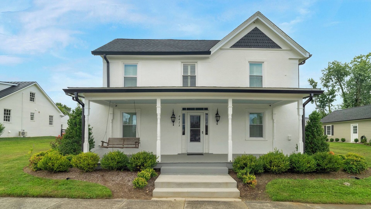 Marshall House | Grape & Vine Cottage · Luxury Main Street Retreat