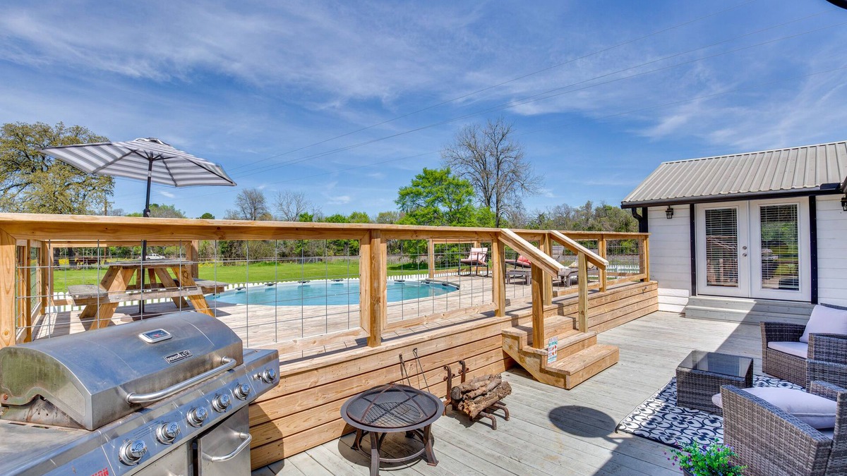 Grapeland House | Grapeland Farm Retreat w/Pool, Grill & Fire Pit