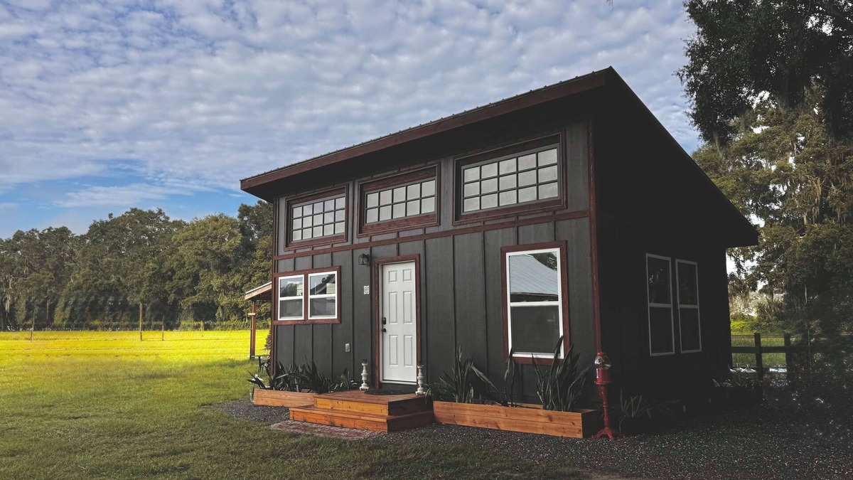 Reddick Cottage | Grass Campers Charming 1 Bedroom Cow Farm Cottage near WEC