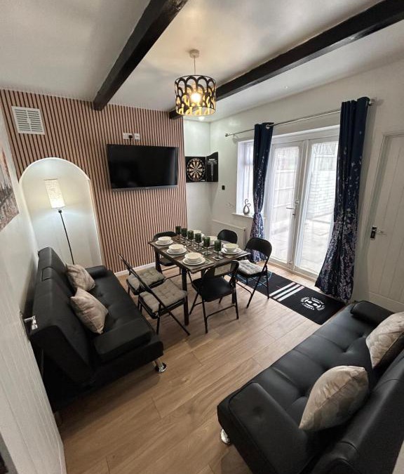 Erdington House | Gravelly House M6 J6 Star City HS2 NEC Airport - A Spacious Best-in-Class 6 Bedroom House in Birmingham Perfect for Large Groups, Corporate & Contractors and for Long Term Stays