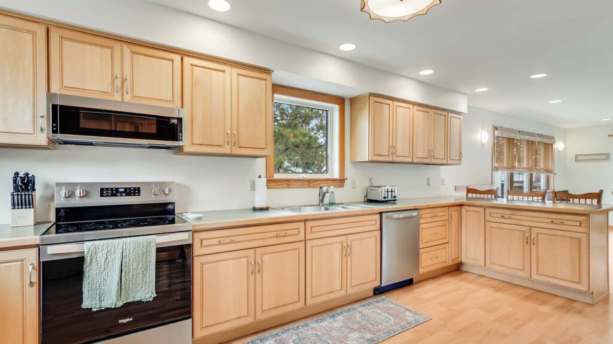 Deep Hole House | Gray Pearl - Gorgeous Waterfront just a few minutes to the Beach!