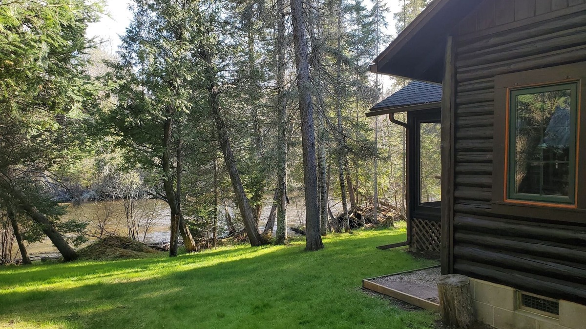 Grayling Cabin | Grayling, MI - Fisherman's Log Cottage on the "Holy Waters" of the AuSable River
