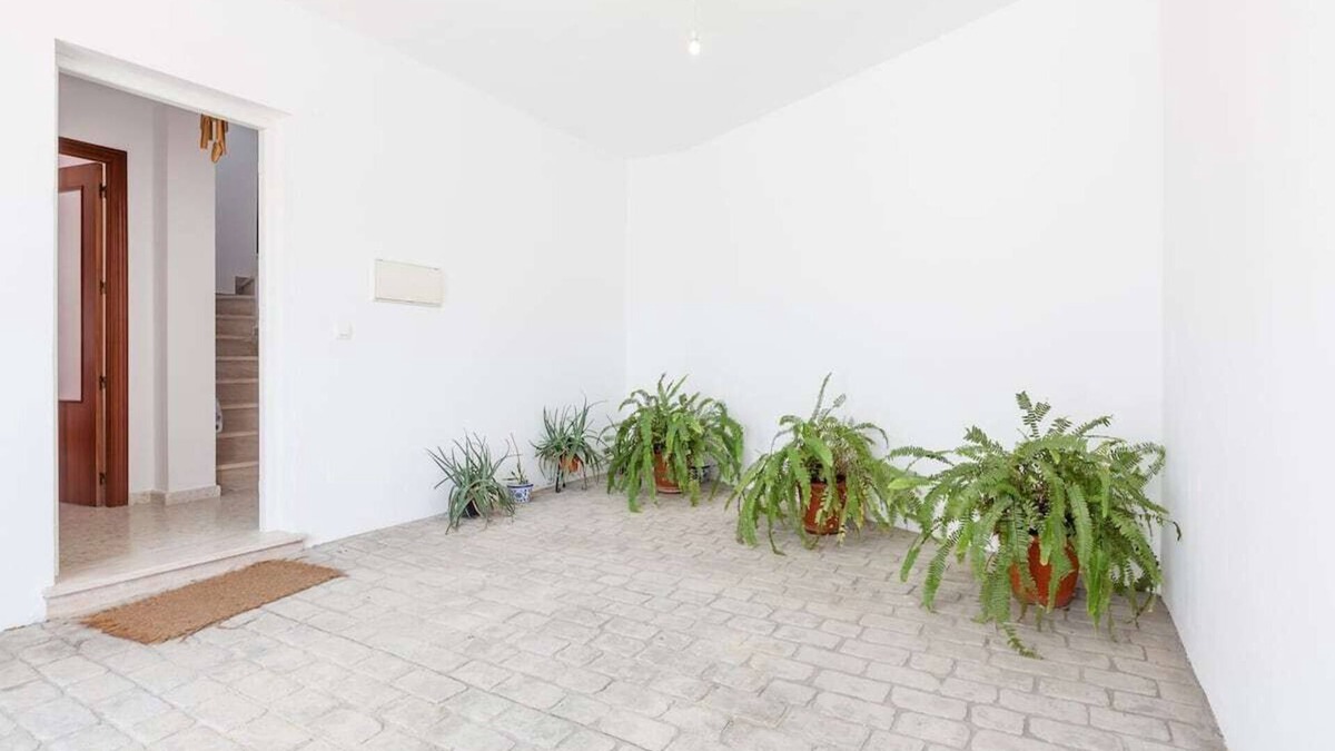 Los Palacios y Villafranca House | Great House, Duplex, Patio and Parking