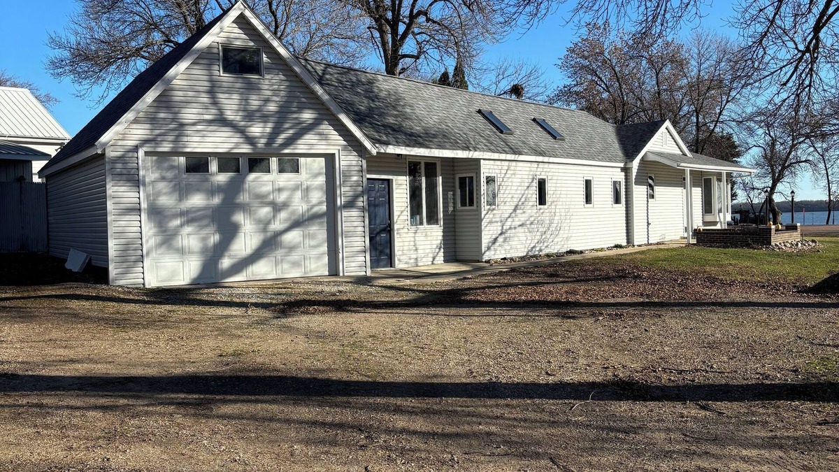 Clay County House | Great 3 bedroom home on Lost Island lake with an amazing lake view.