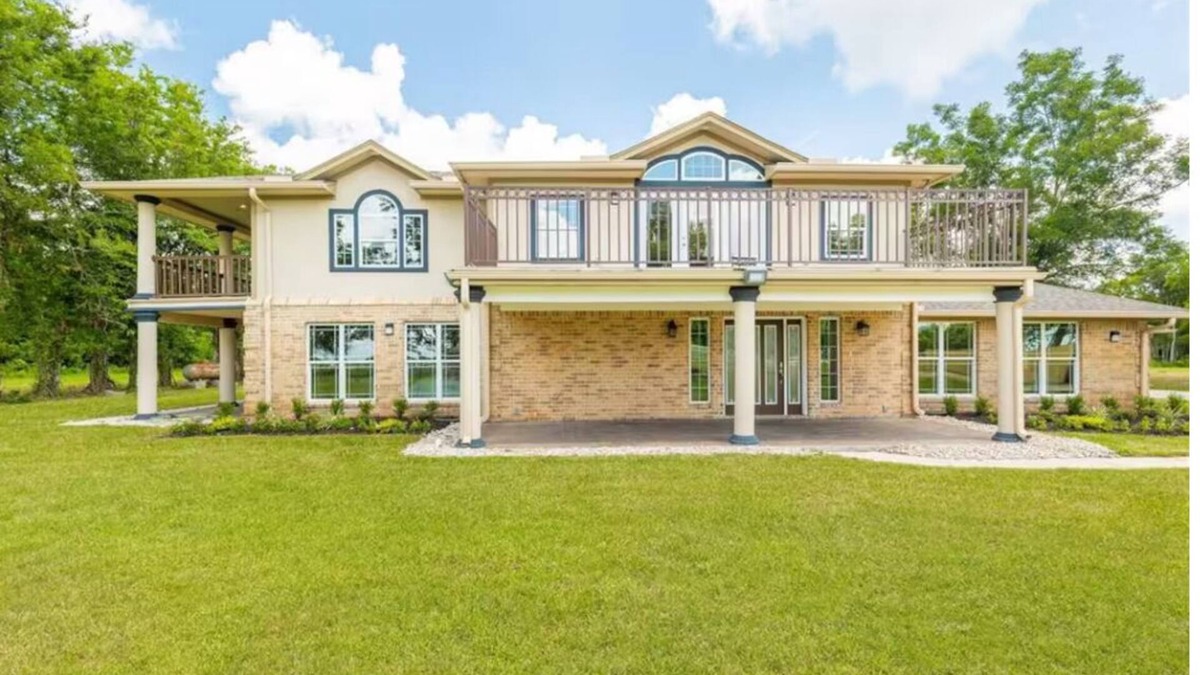 Iowa Colony House | Great 5 Bedroom Bungalow Sitting in 3 Acre Lot