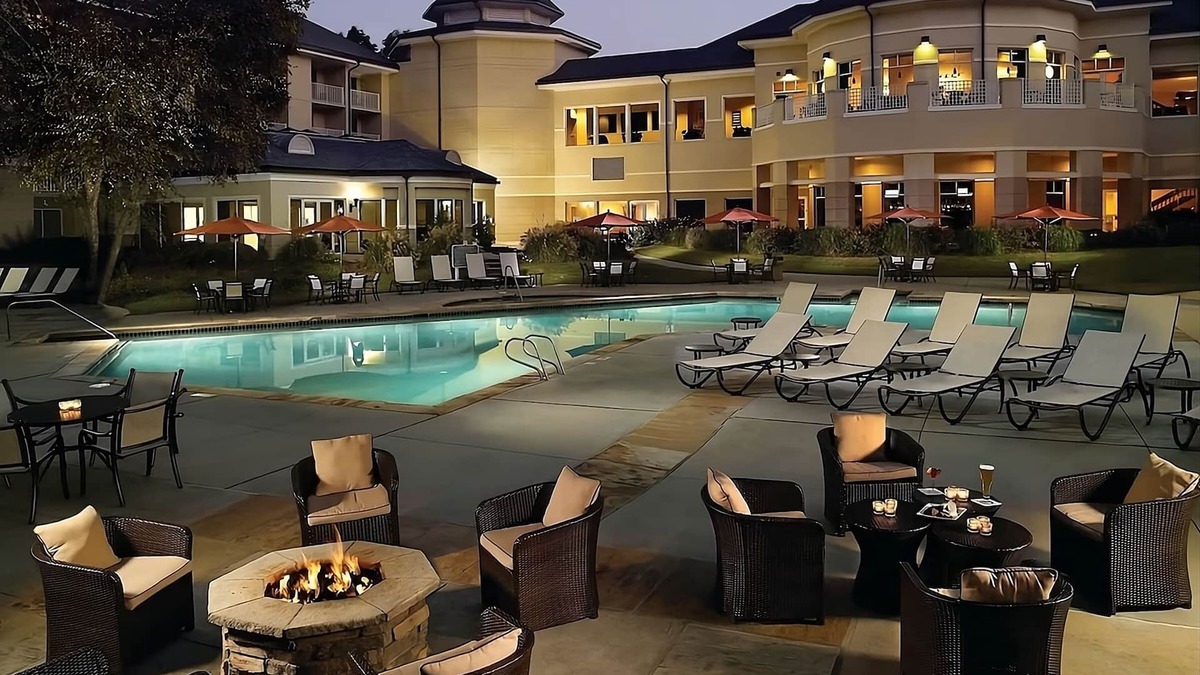 Stone Mountain Hotel | Great Amenities! Pets Allowed, Pool, Parking! Minutes to Dinosaur Explore!