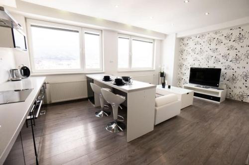 Martin Apartment | Great Apartment Blck&Wht near center & own parking