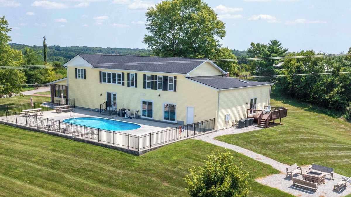 Jonesville House | Great Big Lodge - for 18 - Near Ark!