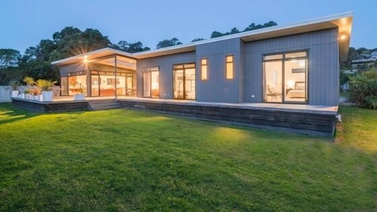 Whangapoua House | Great Big Sunny & Spacious Designer Bach