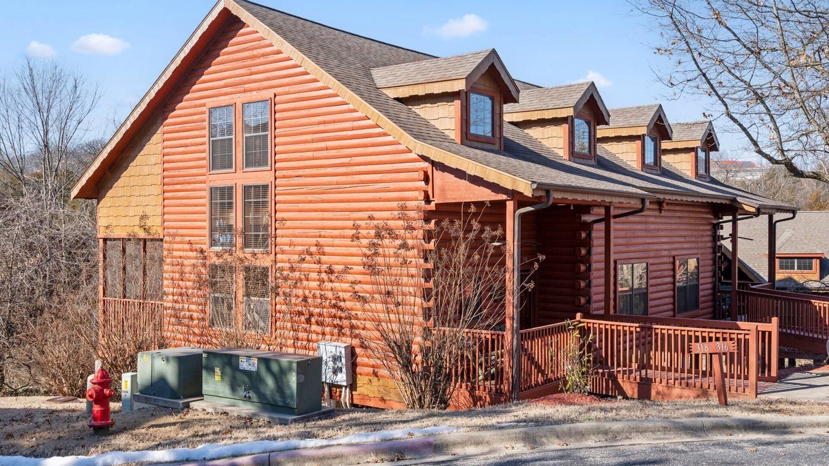Branson Theater District Cabin | Great Cabin, Close to the Pool, Relaxing Views! 2 Minutes to Tanger Outlets!