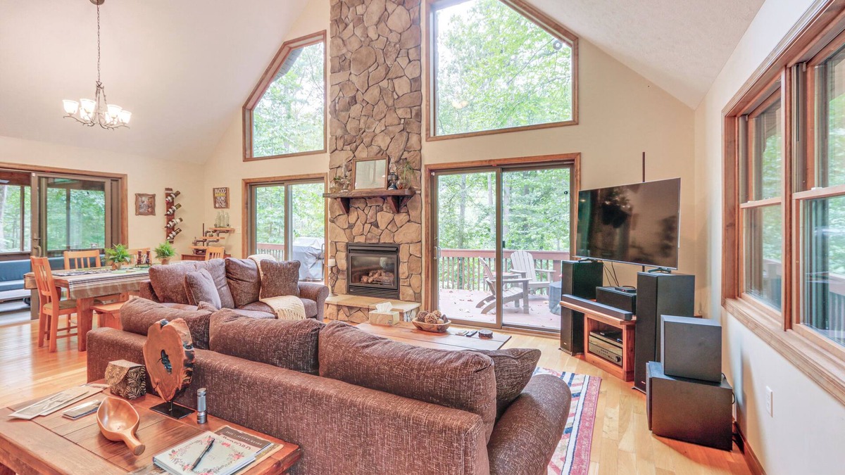 Great Cacapon Cabin | Great Cacapon Mtn Cabin w/Private Hot Tub + Views
