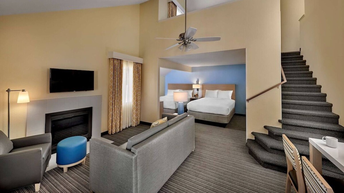 Sharonville House | Great Choice! 3 Relaxing Suites, Onsite Pool, Full Kitchen, FREE Grab-&-Go Bfast