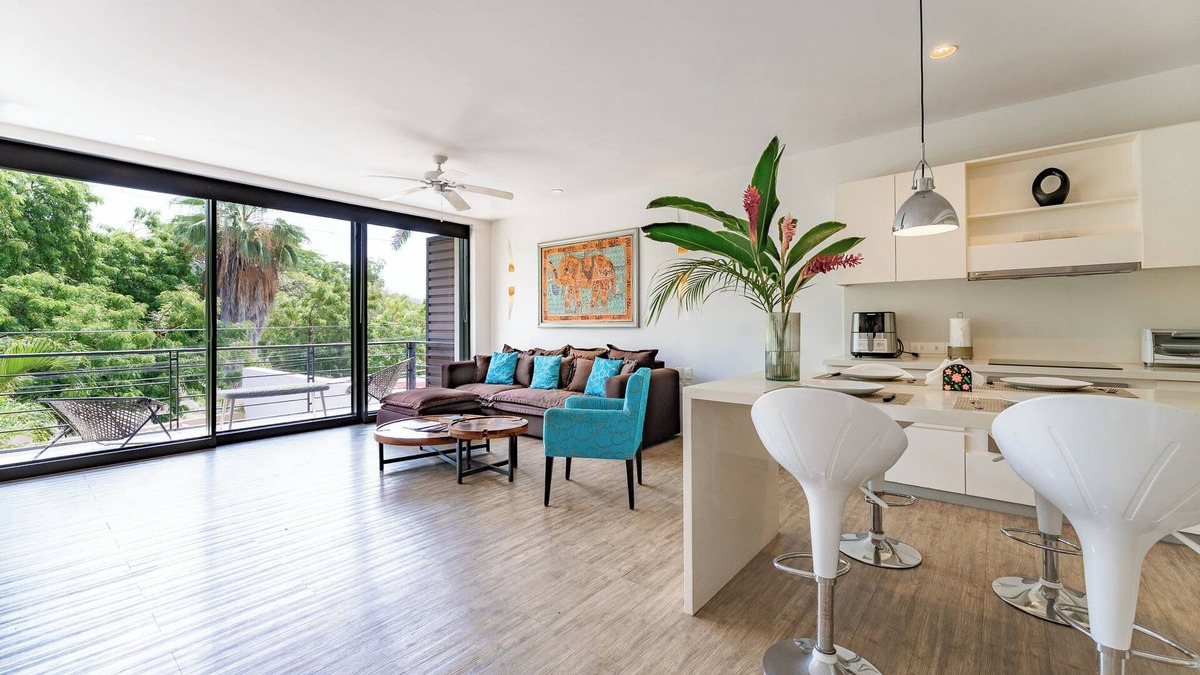 R Condo | Great condo - close to everything