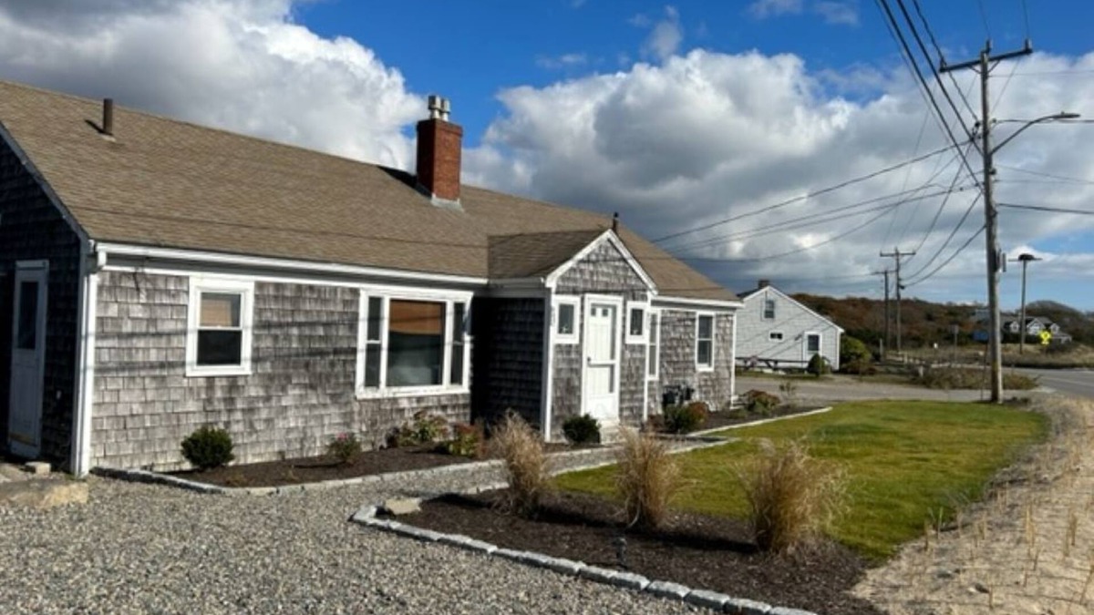 West Hyannisport Cottage | Great Cottage at Craigville Beach! "Knoll side"