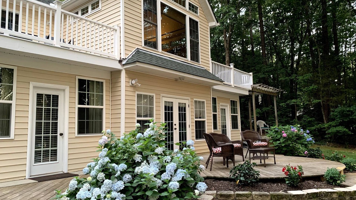 Bracey House | Great Creek Quiet Waterfront Lake Escape