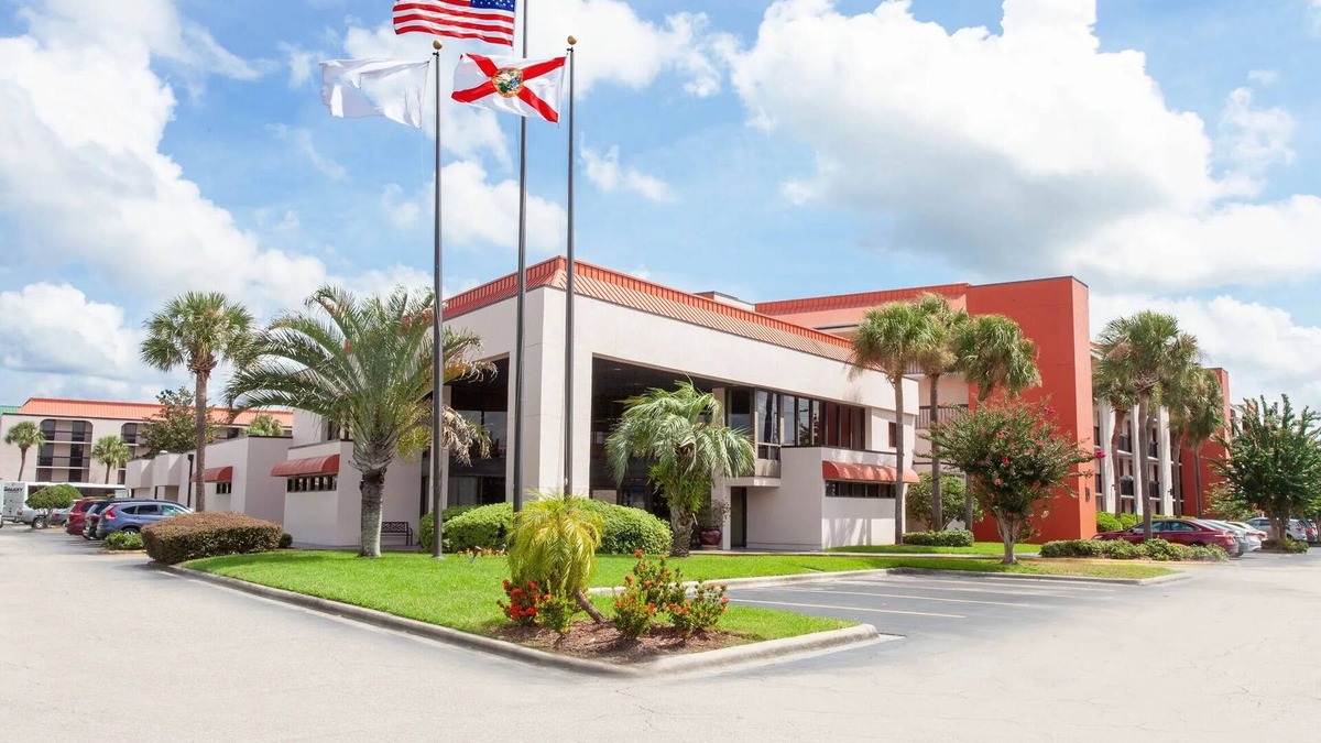 Florida Center Hotel | Great Deal! 2 Comfy Units, Close to Parks, Pool, Free Breakfast!