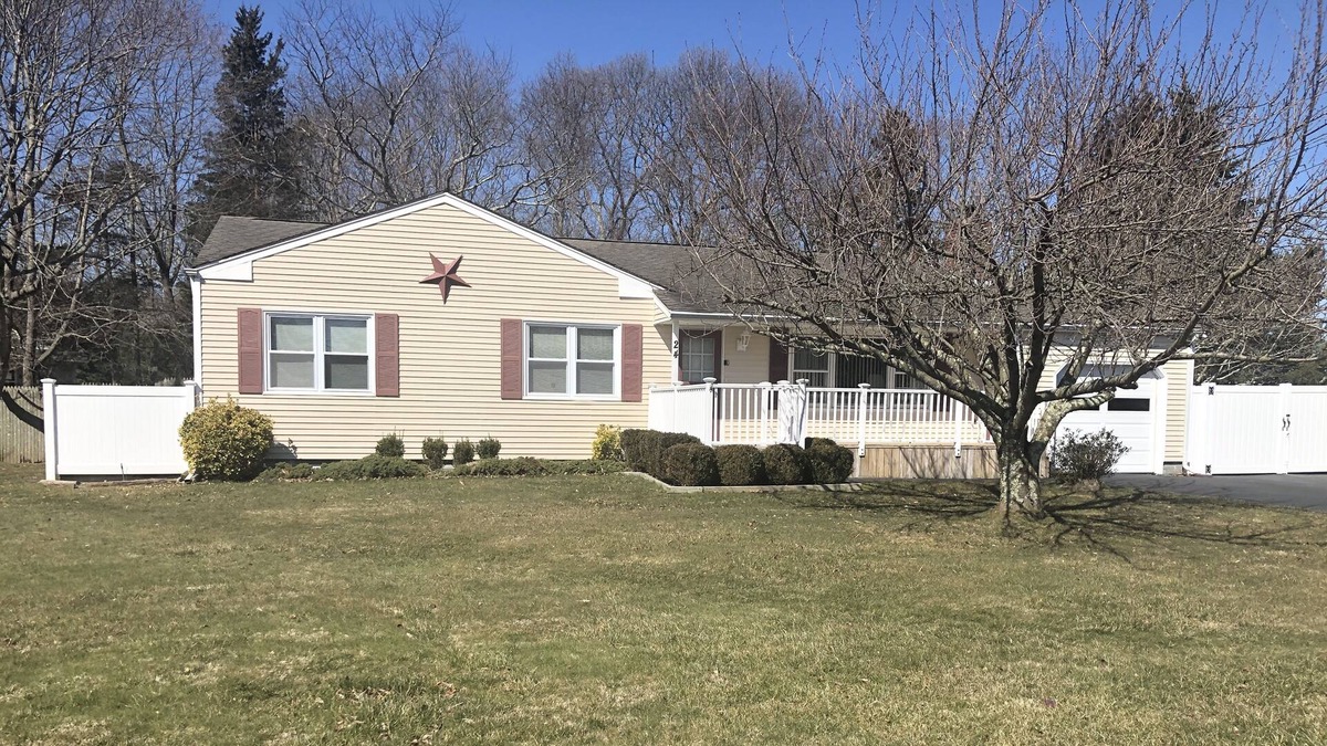 Center Moriches House | Great deal 3B/2B Home just 10 min from Hamptons!