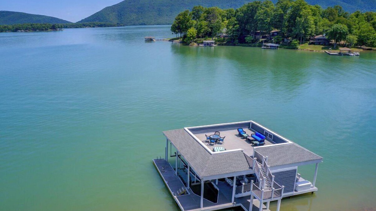 Huddleston House | Great Dock! Wifi, Propane Fire-Pit! Come Visit "Dock Holiday"!