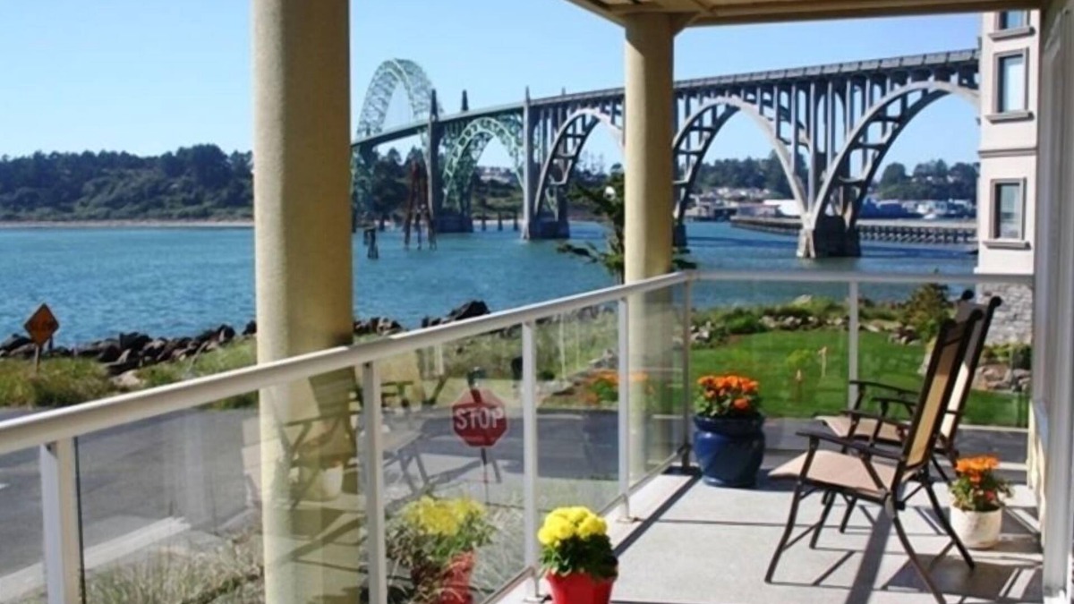 Newport House | Great Fall Savings! @ Iconic & Fun Ocean house & location, Super Water Views!