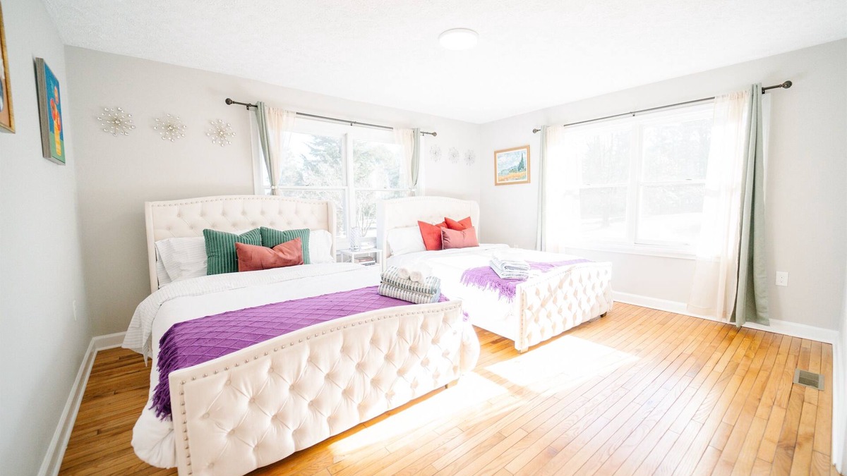 Great Falls House | Great Falls Luxe Haven: 5BR/3BA Modern Oasis!