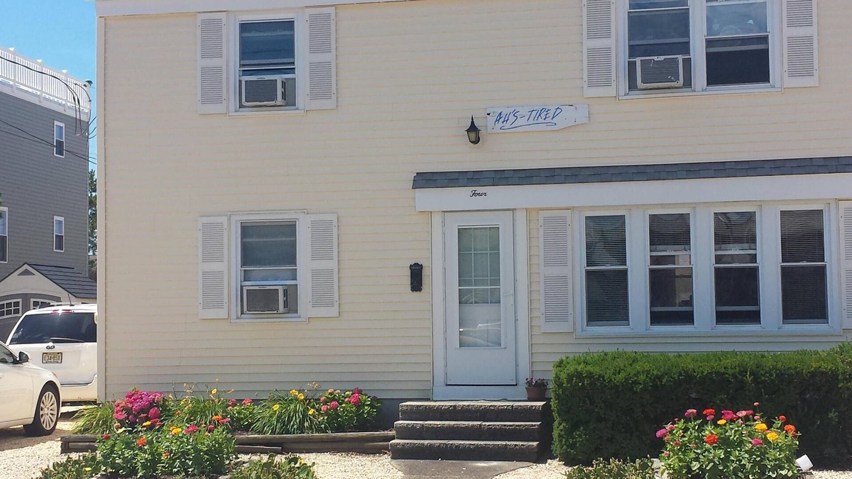 South Beach Haven House | Great Family Location Just 2 Houses From The Beach ~ Clean ~ Quiet ~ Affordable