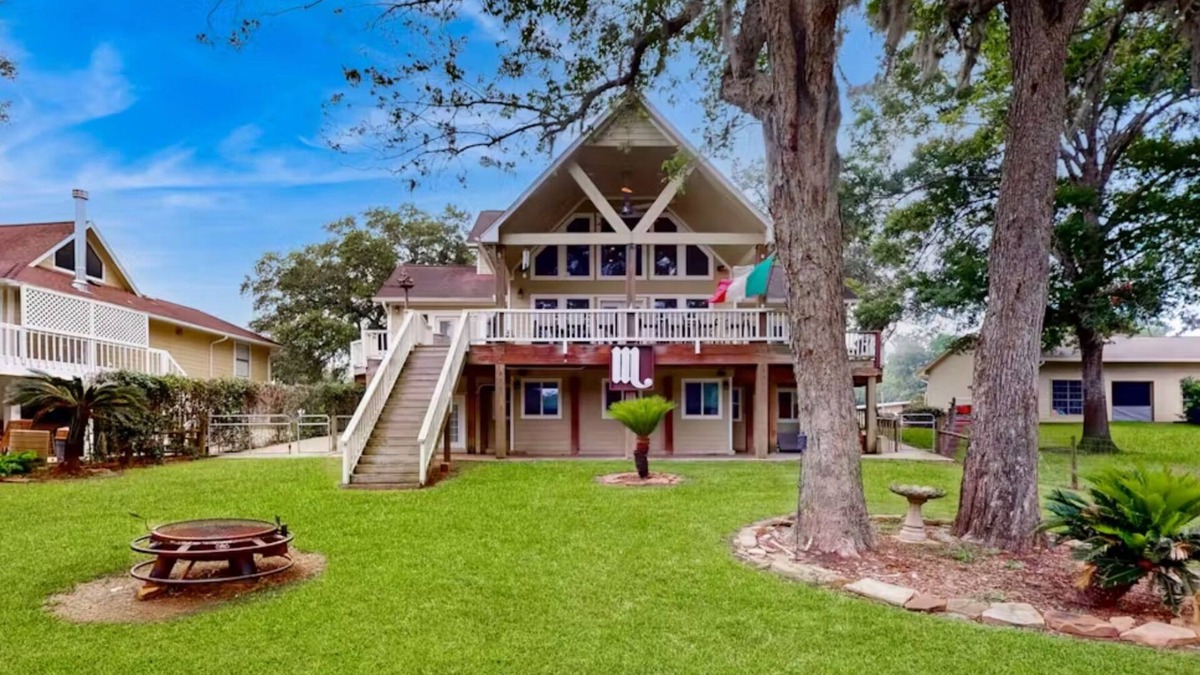 Sweeny House | Great for Big Groups & Families! Waterfront, Boathouse, Pool Table, Dog-Friendly