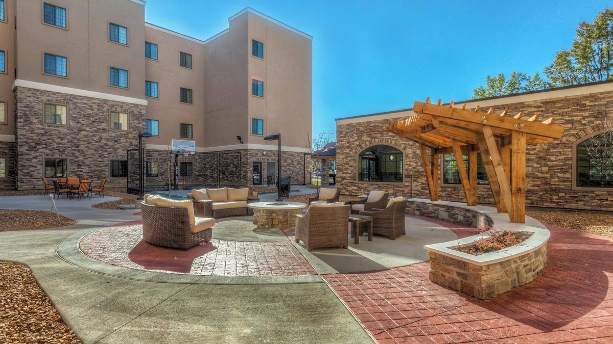 Maryland Heights Apartment | Great for Business Travelers! Studio Suite Near Edward Jones! Shared Pool + Free Breakfast!