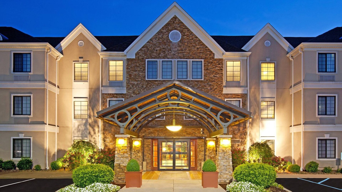 Middletown Condo | Great for Business Travelers! Free Breakfast Buffet + Shared Outdoor Pool.