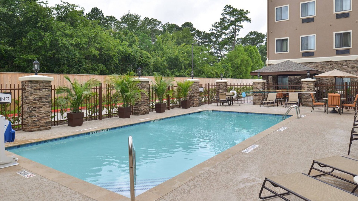 Tomball Condo | Great for Business Travelers! King Suite in Tomball | Shared Outdoor Pool + 24h Fitness Center
