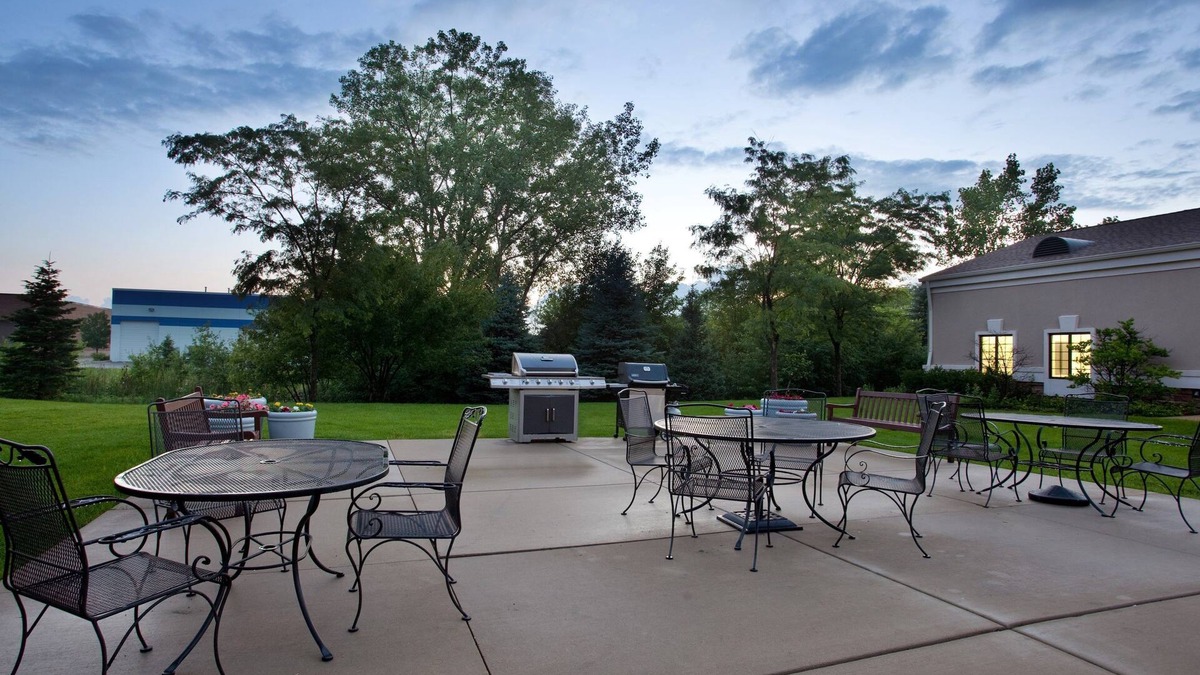 Half Day Condo | Great for Business Travel! Equipped King Suite with Pool Access + Free Breakfast