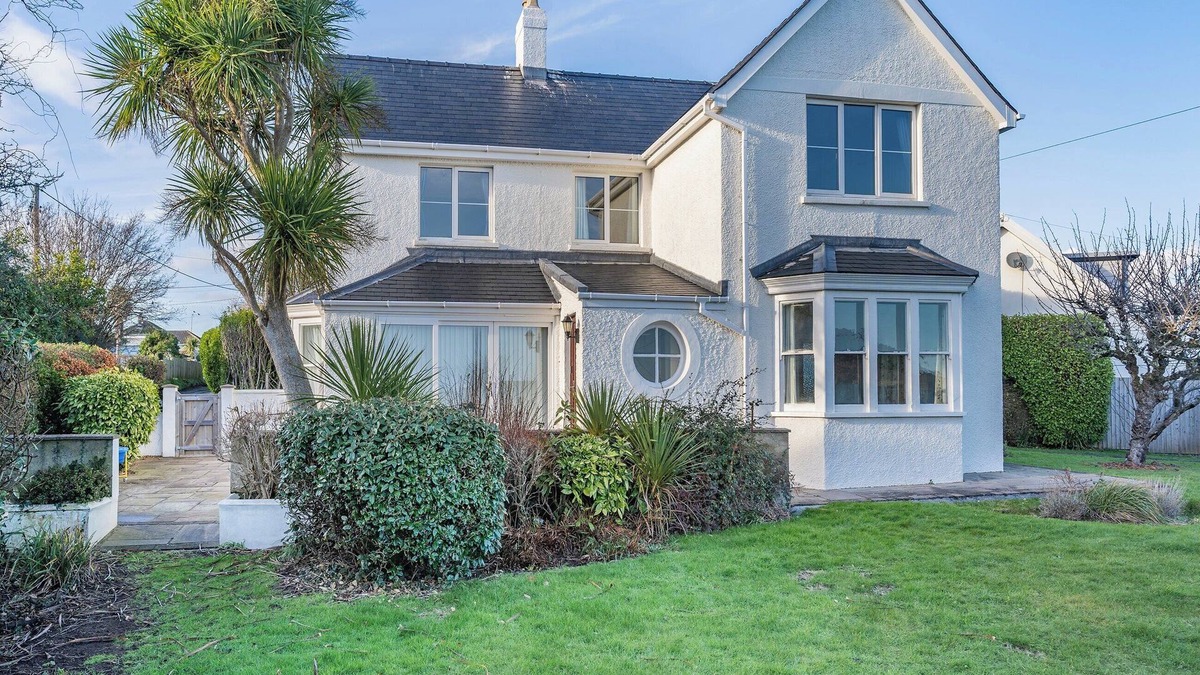 Penally Cottage | Great for family get-togethers and within walking distance to the beach.