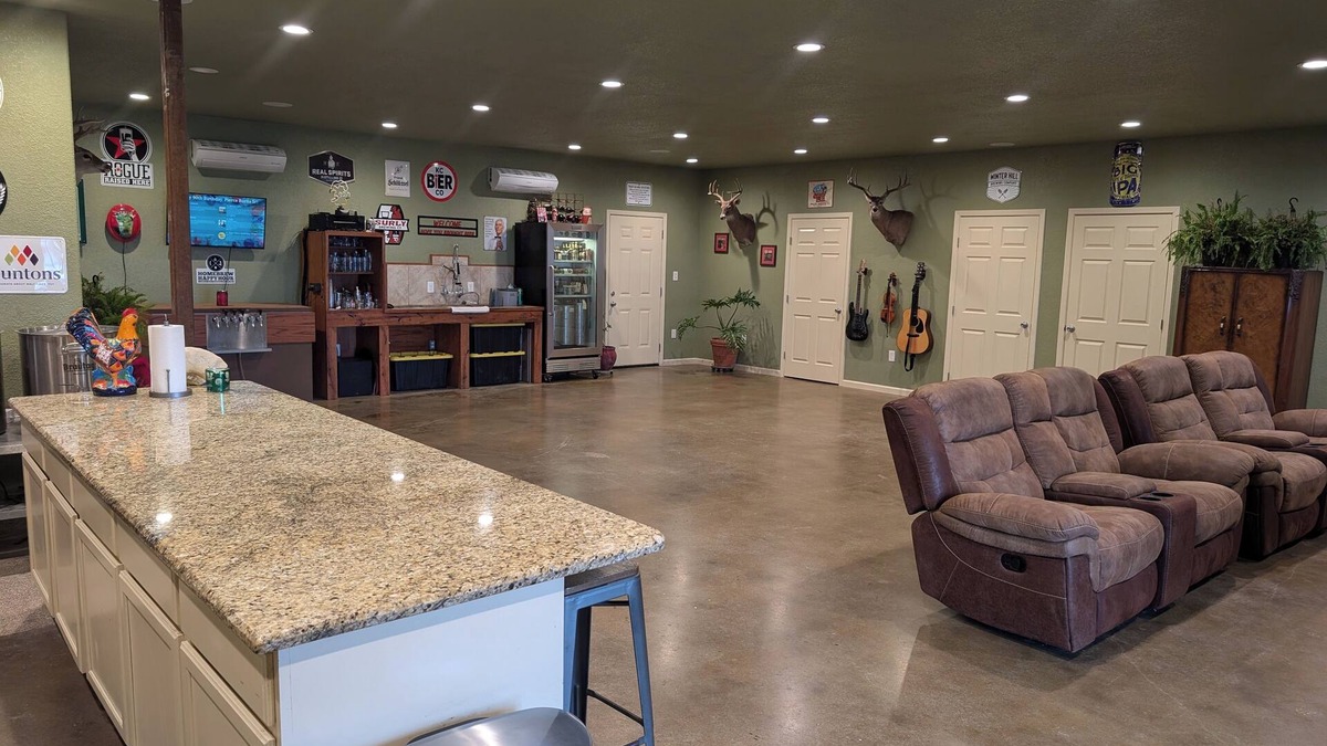May House | Great for family group or romantic getaway, 4 small bedrooms and large open area