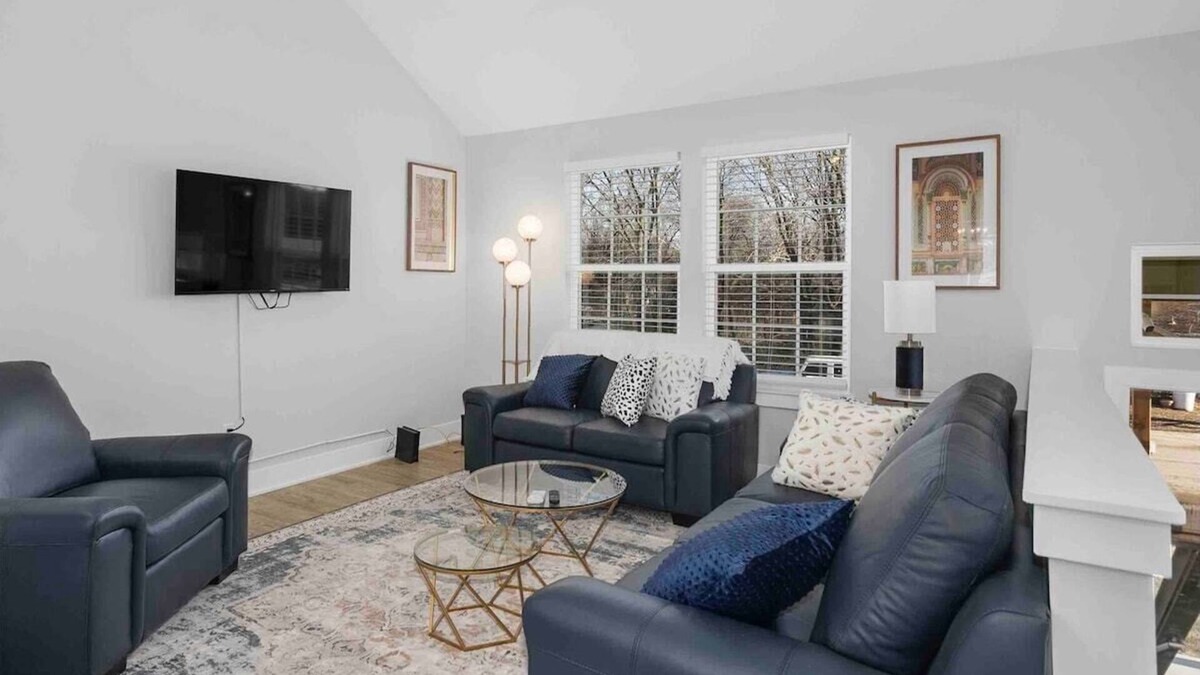 Claycomo House | Great for Groups Sleeps 8 King Beds|Worlds Of Fun
