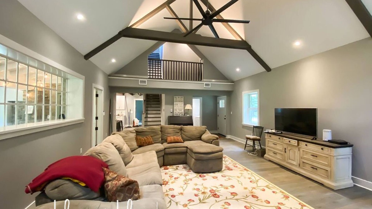 Kintnersville Ski Chalet | Great for large gatherings - Private, Wooded, 4 Bedroom, 3.5 Bath, Sleeps 14