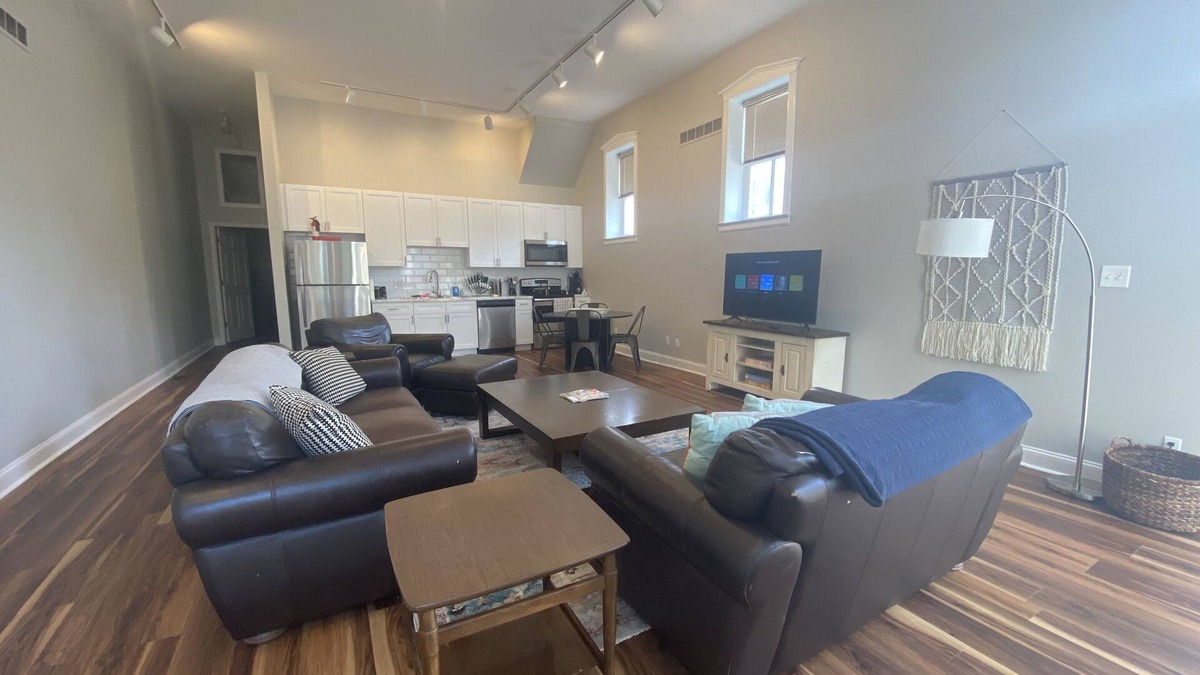 Lafayette Square Condo | GREAT FOR LARGE GROUPS 5 Bd Condo Close to Downtown Lafayette Square