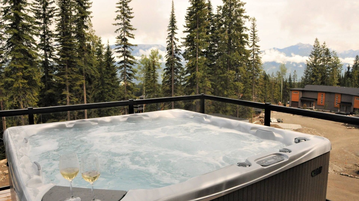 Golden House | Great for large or multiple families. 2 minute walk to ski in/out trail.