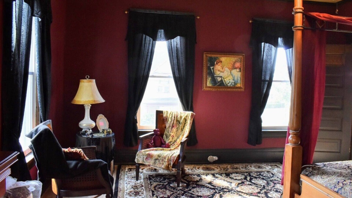 New Castle House | Great for small groups up to 6 people